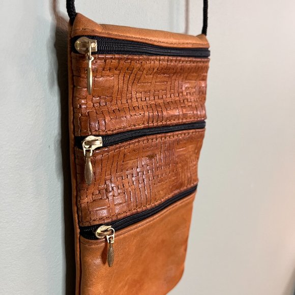 Vintage Leather Crossbody Travel Satchel with three pockets - Picture 3 of 6